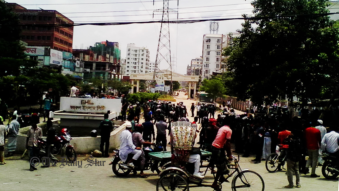 Cops gas, ‘goons’ charge at EWU students