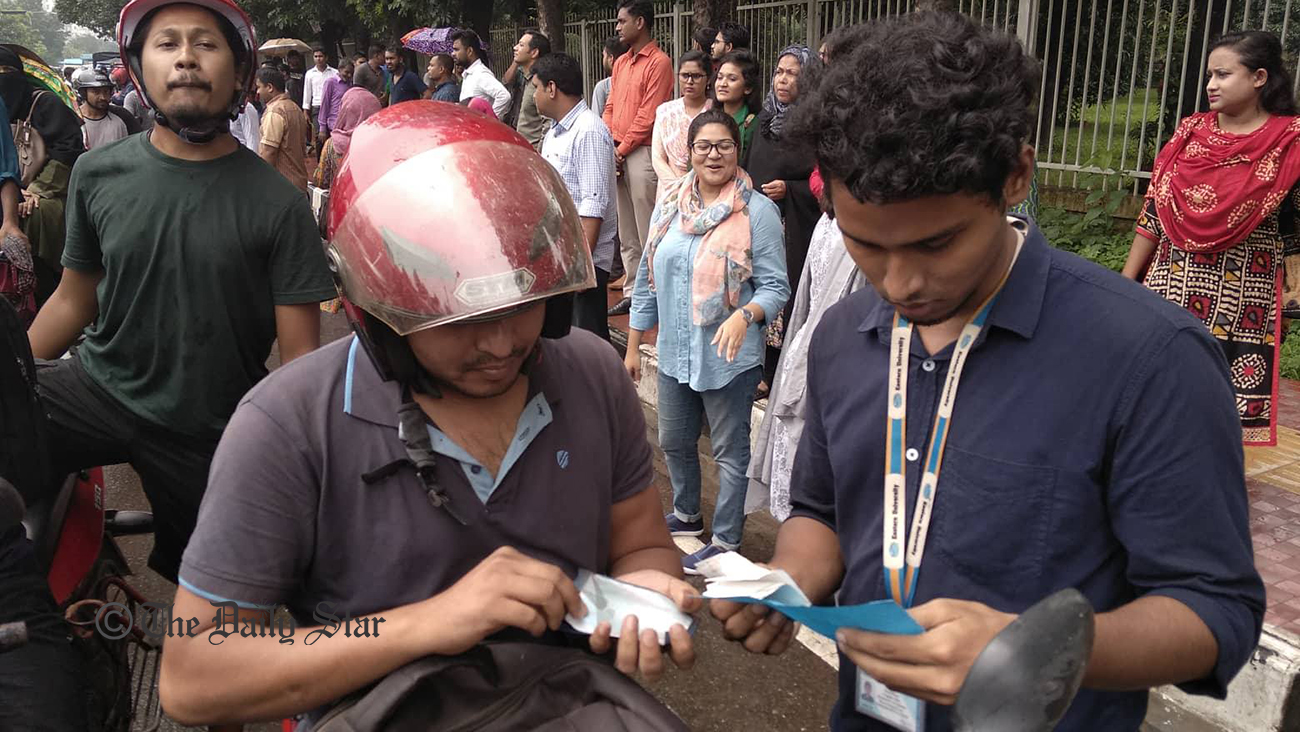 Students check licenses, discipline traffic