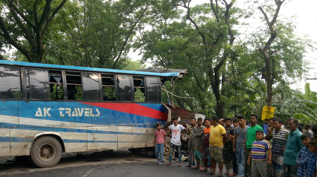 Road crashes kill 14 on Eid day