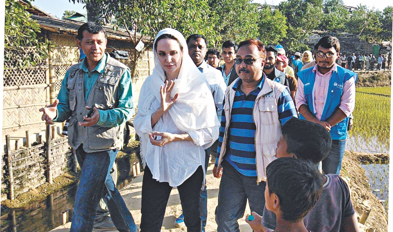 Angelina Jolie visits refugee camp
