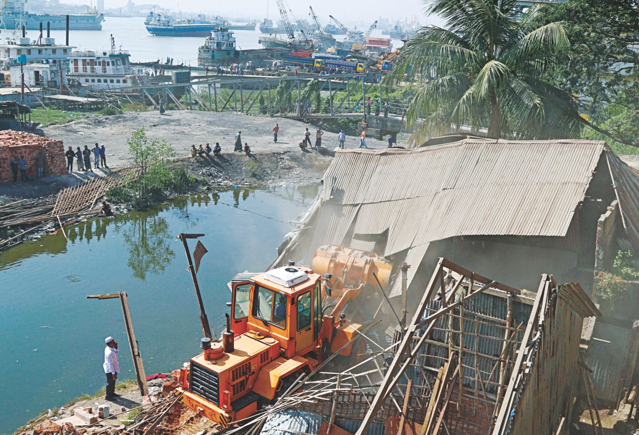 Eviction Drive on Karnaphuli: Fifty structures knocked down