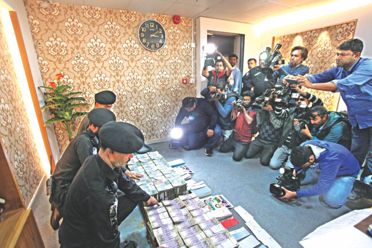 Three held with Tk 8cr in capital
