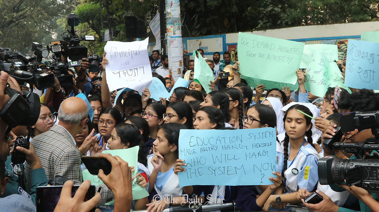 Viqarunnisa teacher asked to refrain from duties