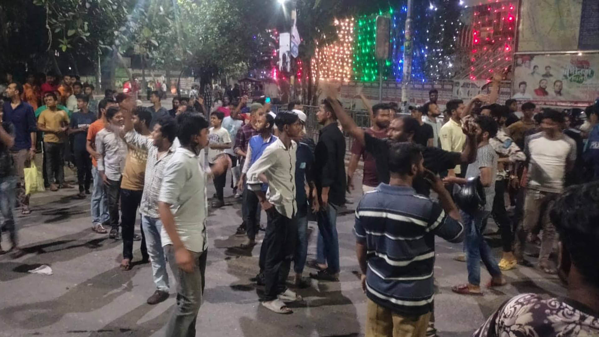 Dhaka College students clash with New Market traders