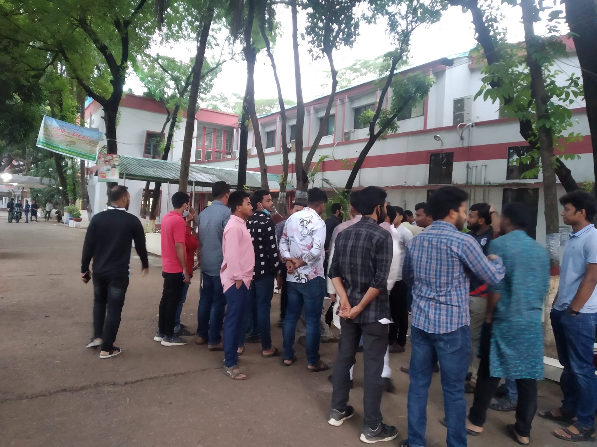 As police identify Nahid’s killers, Dhaka College students leaving hostels fearing raid