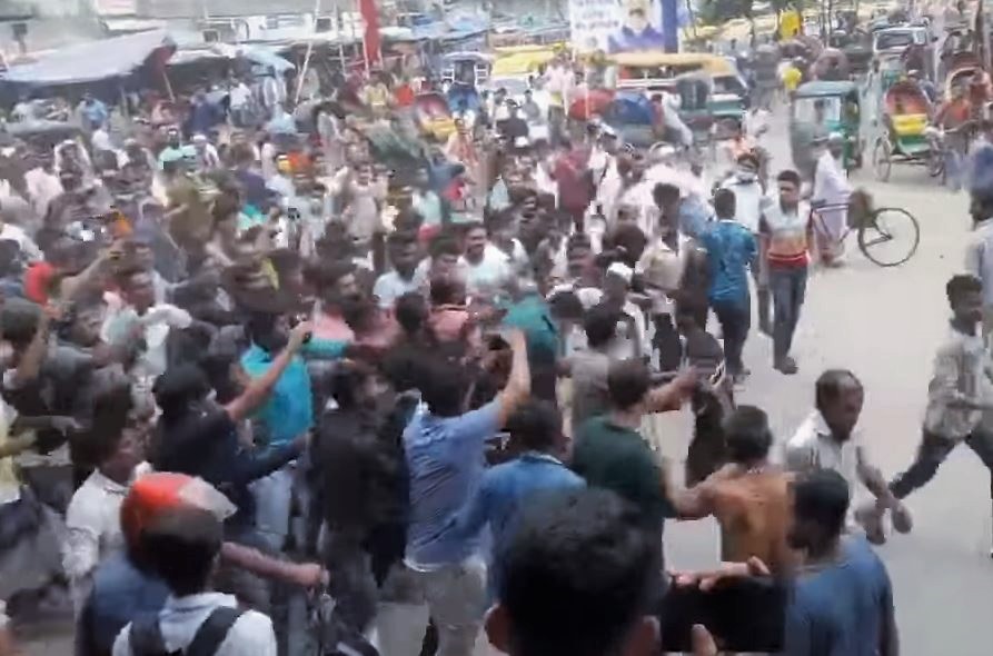 Video of mob beating up traffic sergeant in Dhaka’s Jurain goes viral