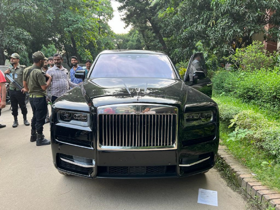 Here's what we know about the luxurious Rolls-Royce SUV that was seized by Customs