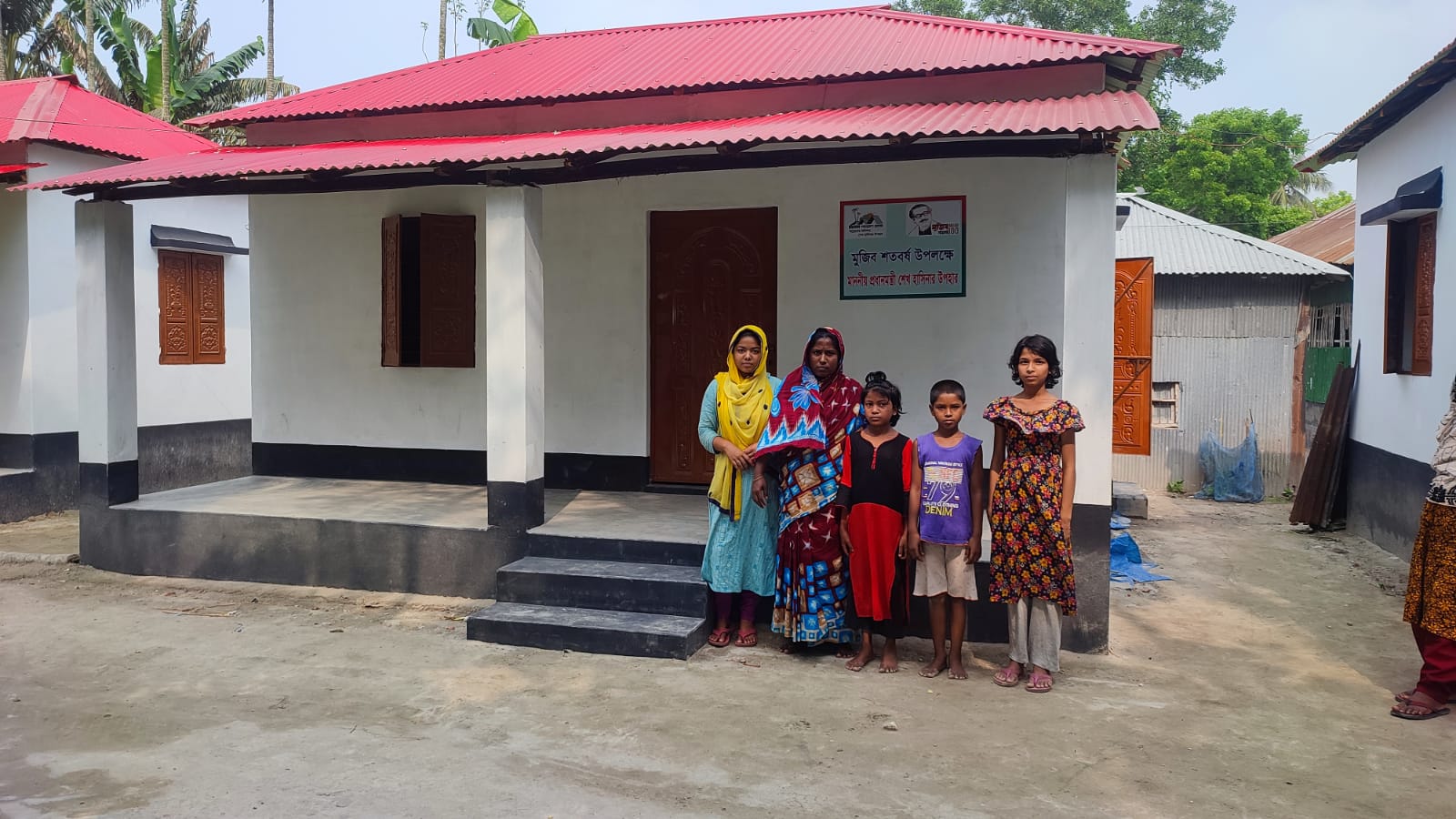 950 landless families receive govt houses in Lalmonirhat