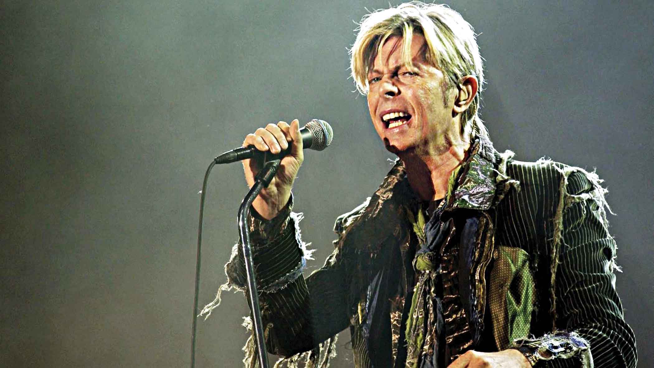 Handwritten lyrics of Bowie’s ‘Starman’ sell for £203,500