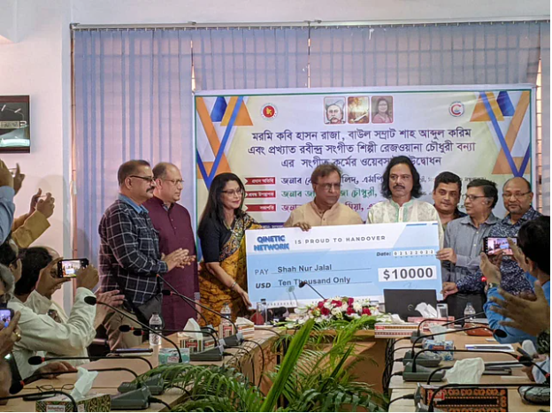 Copyright office hands over $10,000 royalty to Shah Abdul Karim’s family