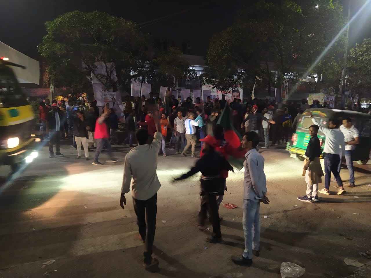 BNP supporters chase away truck carrying barricades near Golapbagh