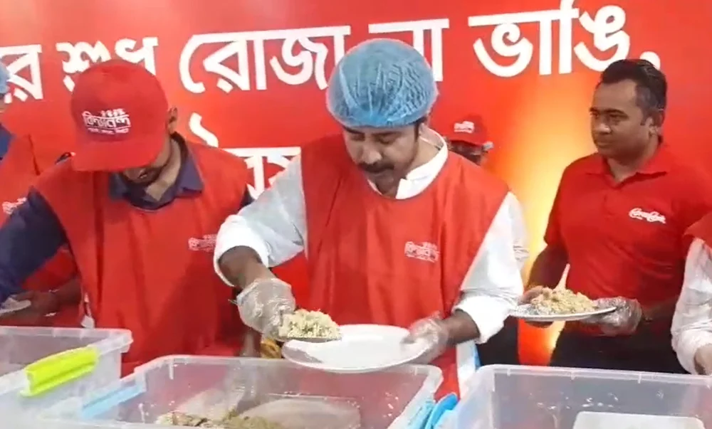 Afran Nisho serves iftar for underprivileged people