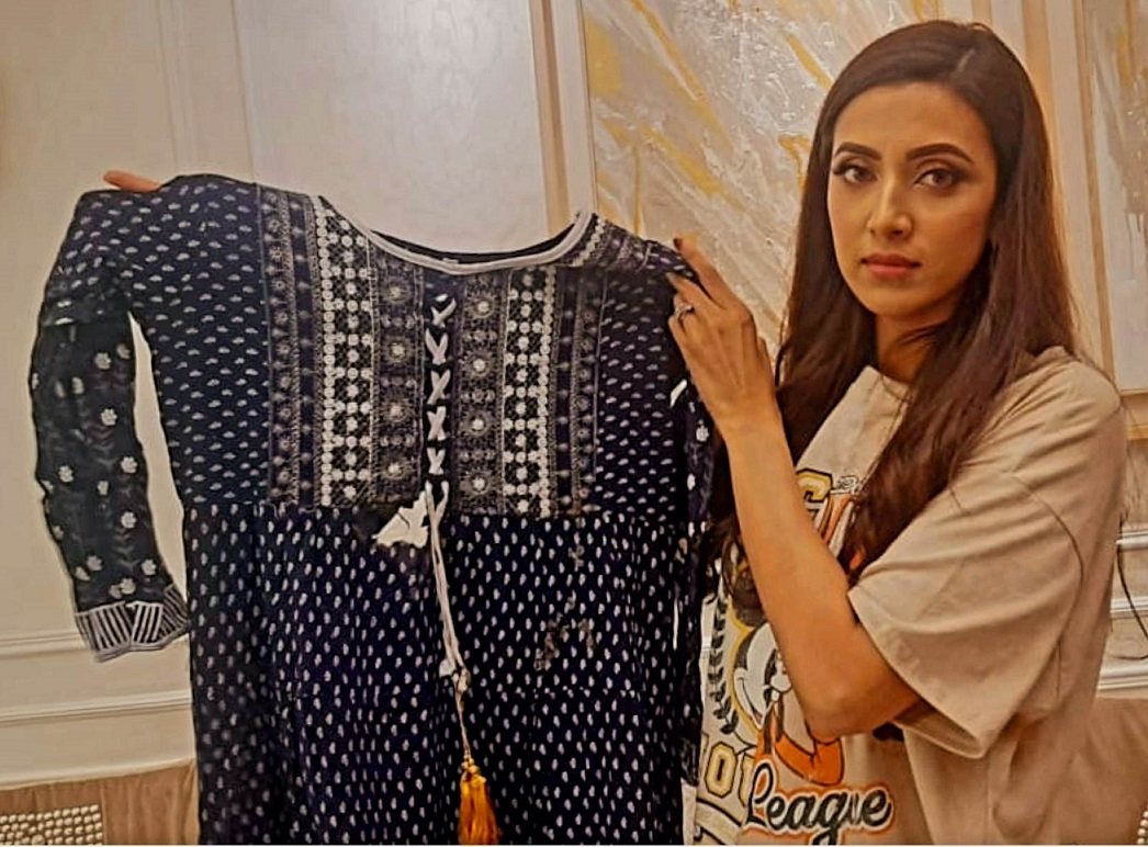 Mim buys burnt clothes to aid Bangabazar victims