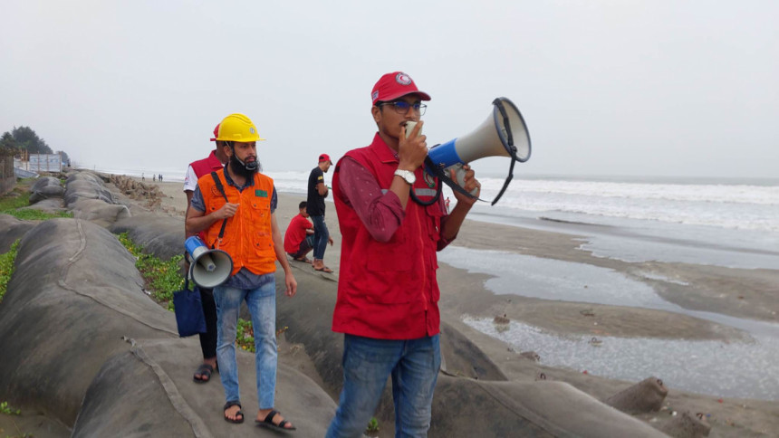 What stops people from evacuating to shelters during cyclones? 