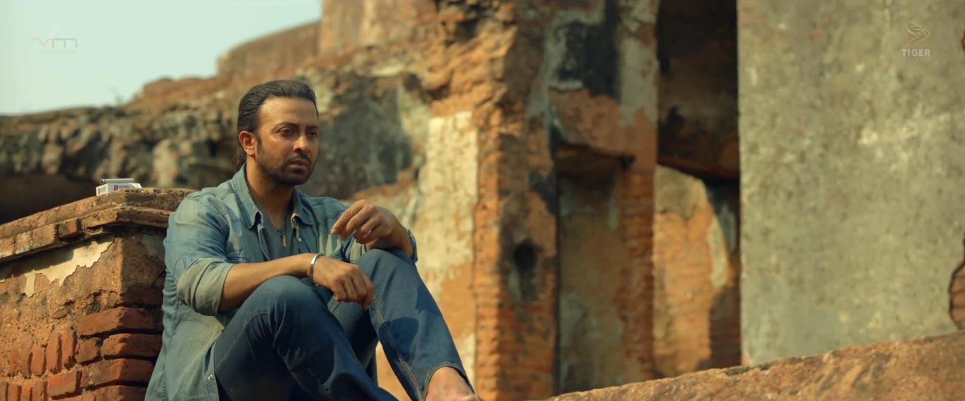 Ishwar: Prince Mahmud-Shomeshwar Oli weave magic in 'Priyotoma'