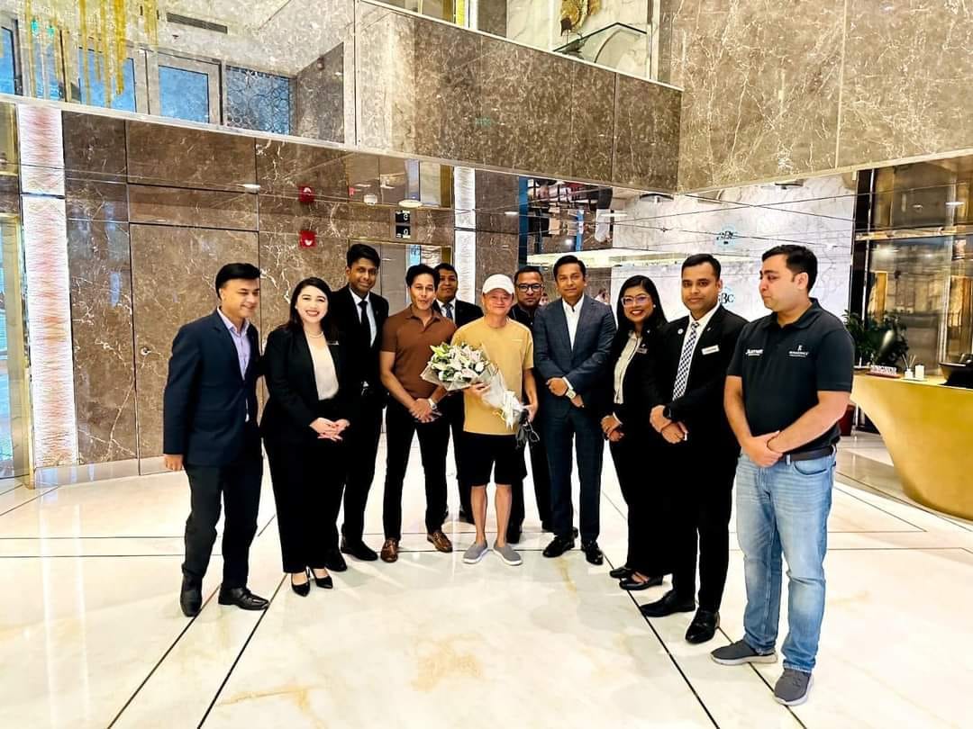 Jack Ma makes surprise visit to Dhaka