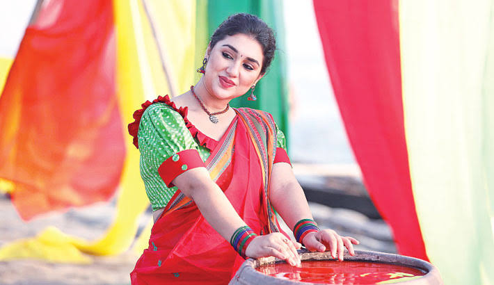 Apu Biswas starrer 'Laal Shari' shines in Kolkata