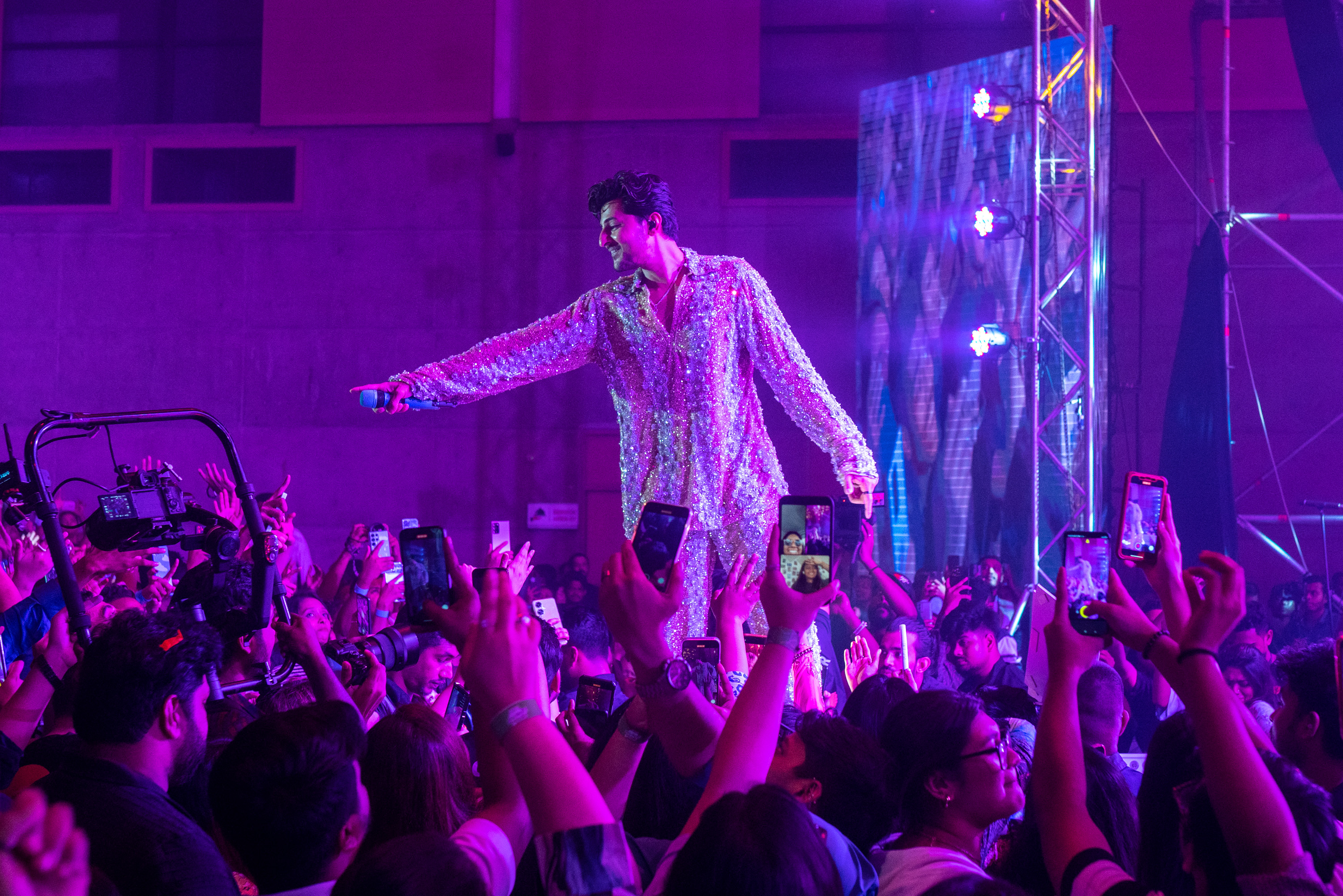 Snippets from Darshan Raval's mesmerising Dhaka outing