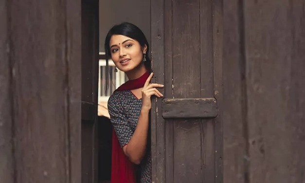 Tasnia Farin bags Most Promising Actress Award in Kolkata