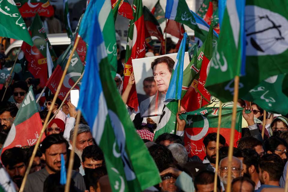 Pakistan bats for Imran Khan