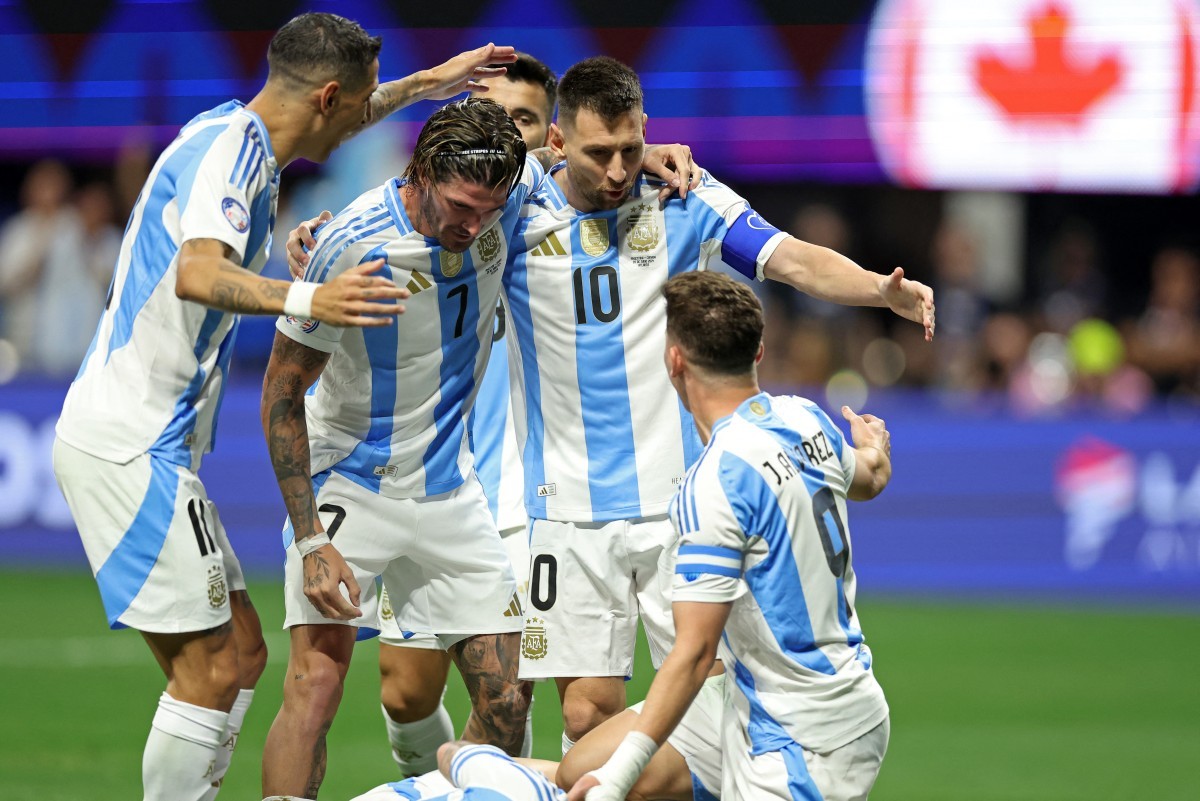 Argentina begin Copa title defence with 2-0 win over Canada