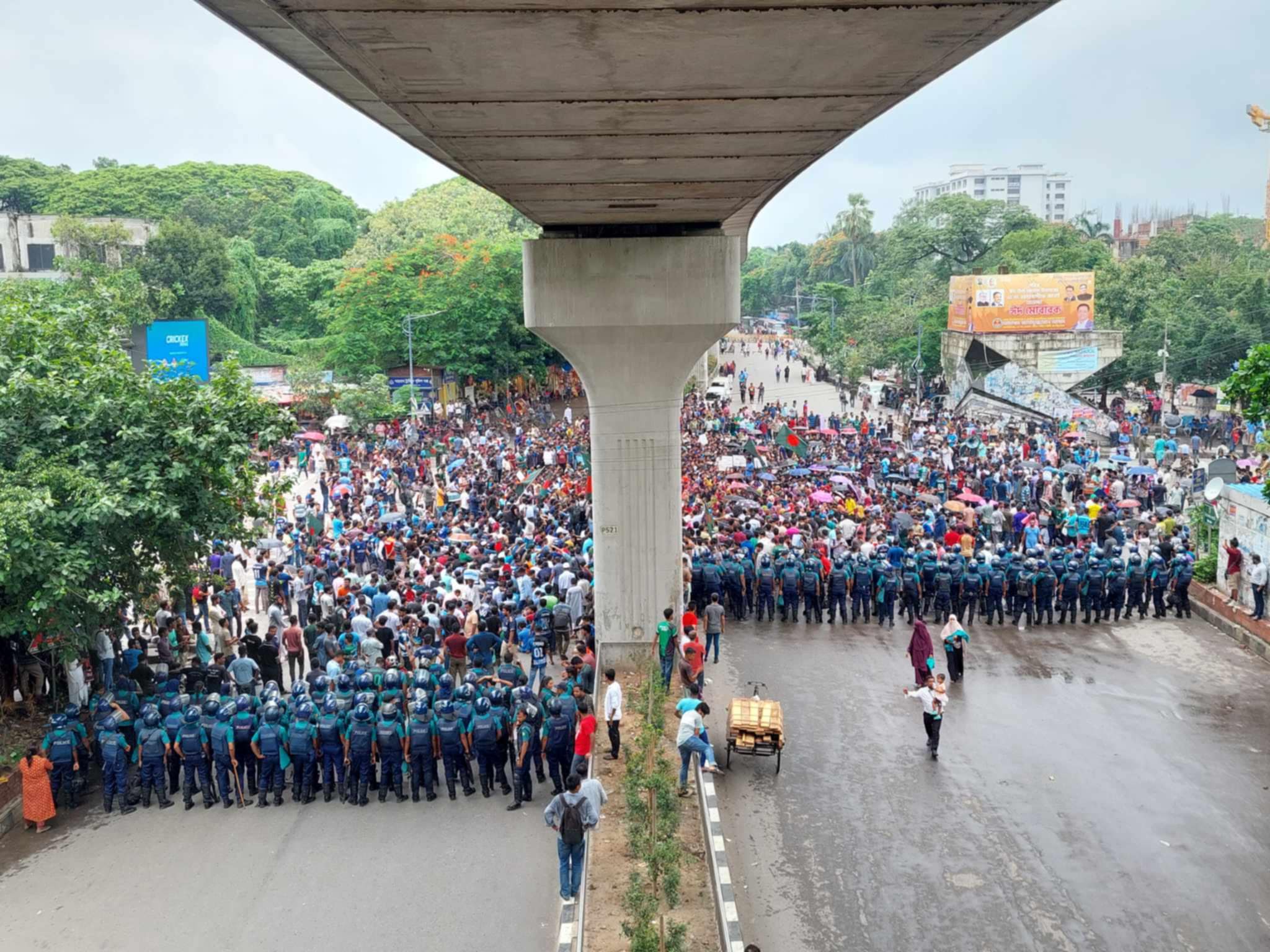 Quota system protest: Students block Shahbagh intersection again