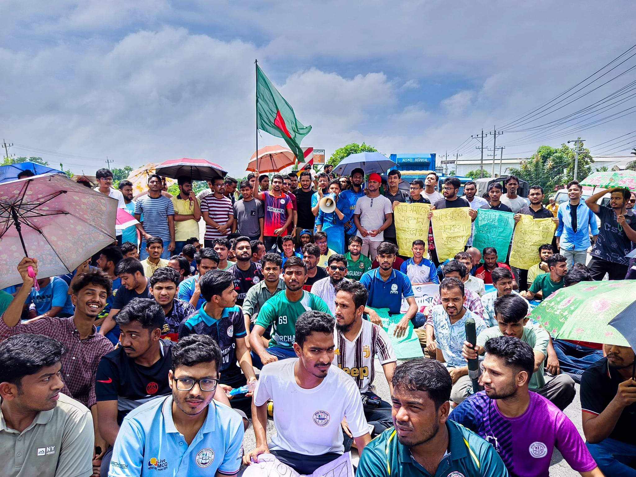 Quota system protest: Comilla University students block Dhaka-Ctg highway for 3hrs