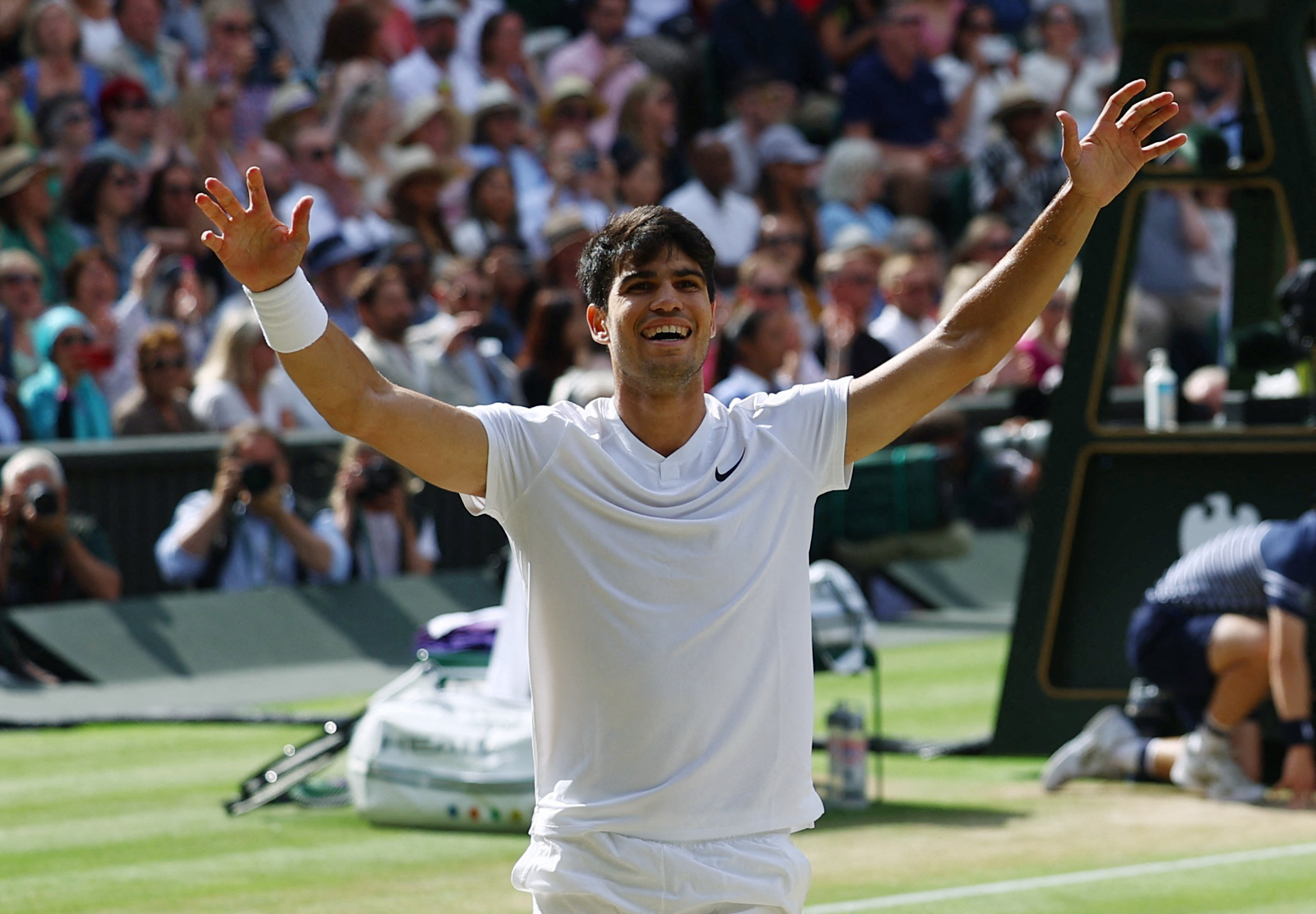 Alcaraz blows away Djokovic to retain Wimbledon