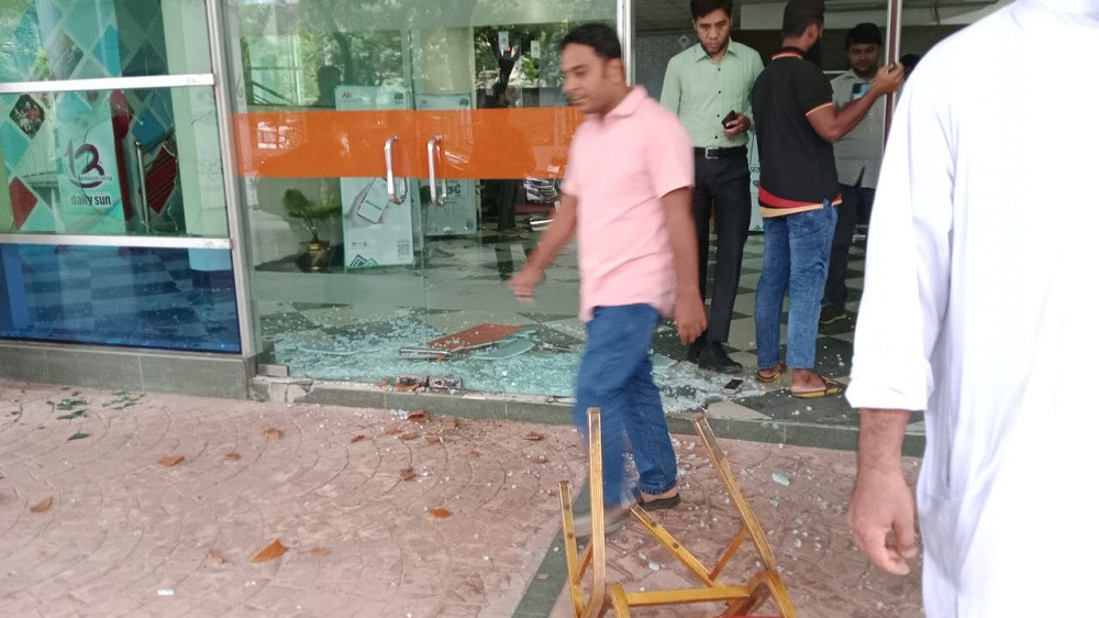 Column by Mahfuz Anam: Strengthen the chief adviser's hands