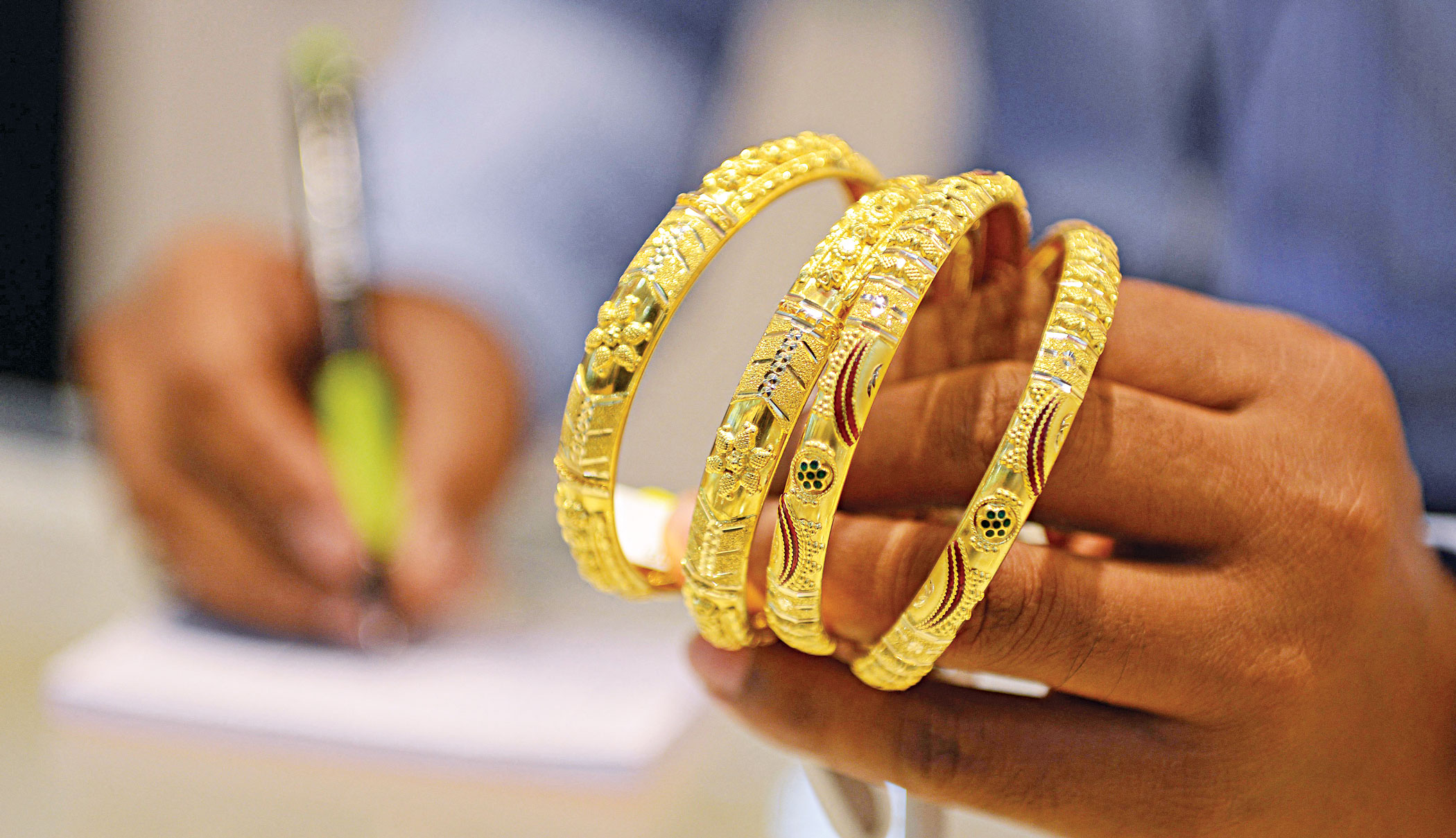 Local gold price hits new record