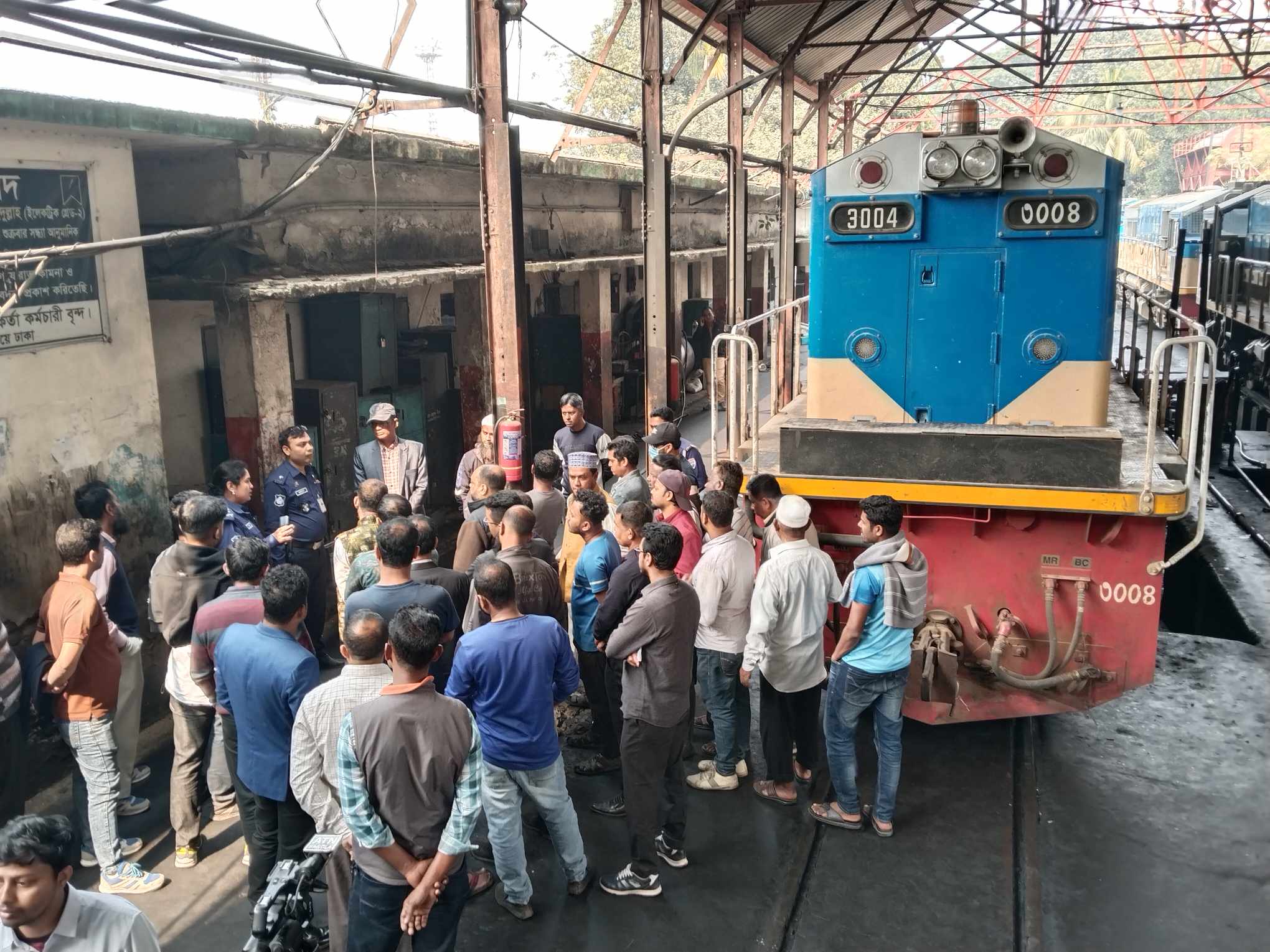 Govt, striking railway staff talks fail to resolve nationwide strike
