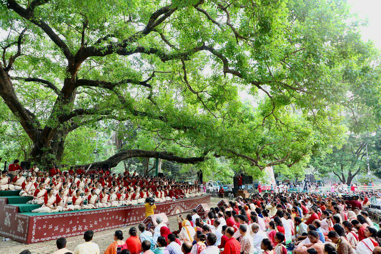 Chhayanaut ushers in 1432 at Ramna Batamul with Raag Bhairav