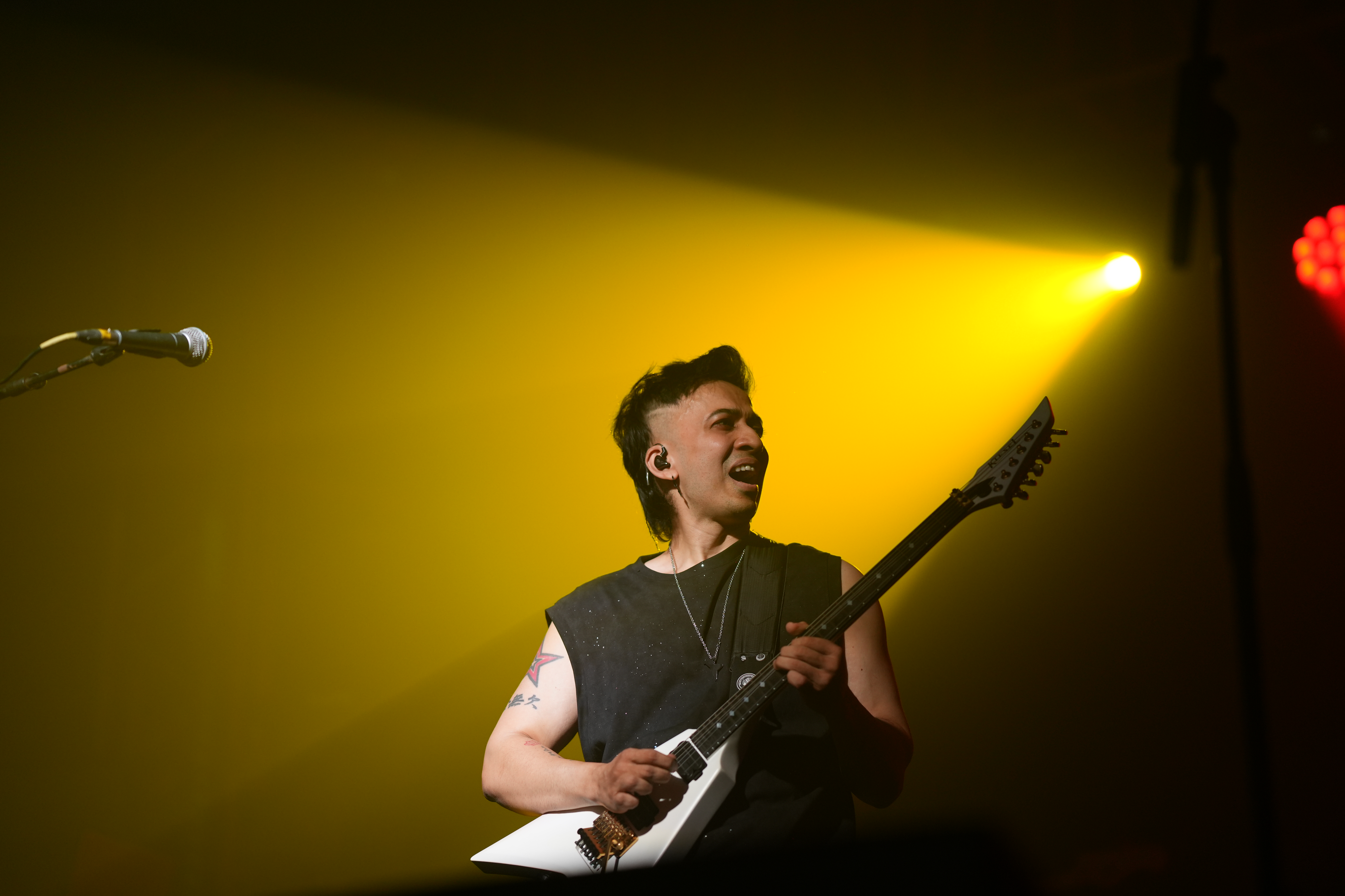 Oni Hasan electrifies Dhaka