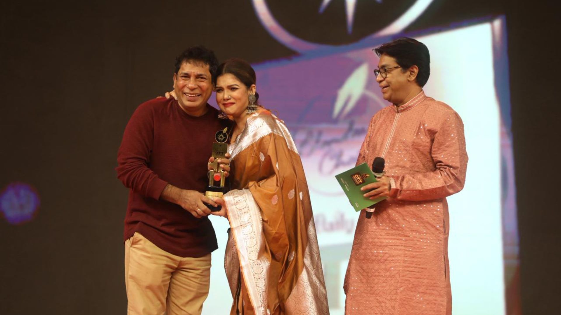 Mosharraf Karim wins Best Actor (Popular) for 'Adhunik Bangla Hotel'