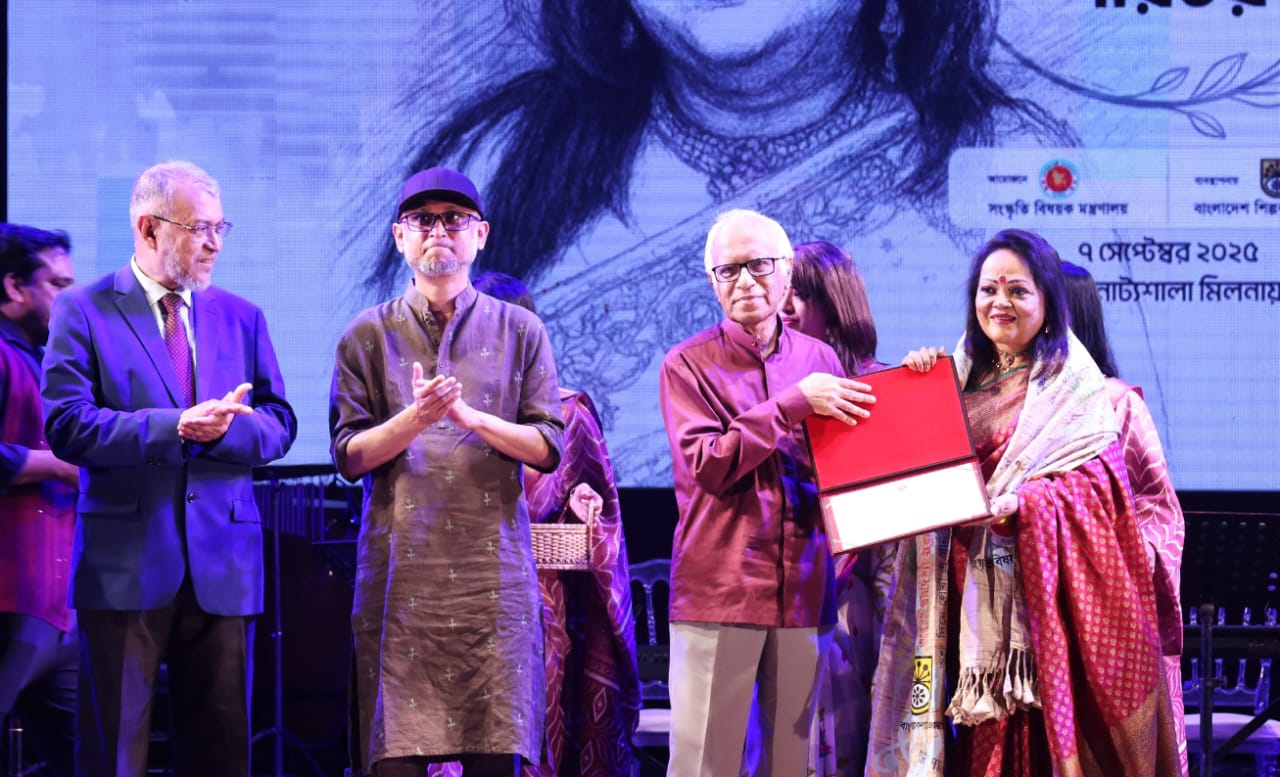 'Shudhu Gaan Geye Porichoy': Sabina Yasmin honoured with special recognition at BSA