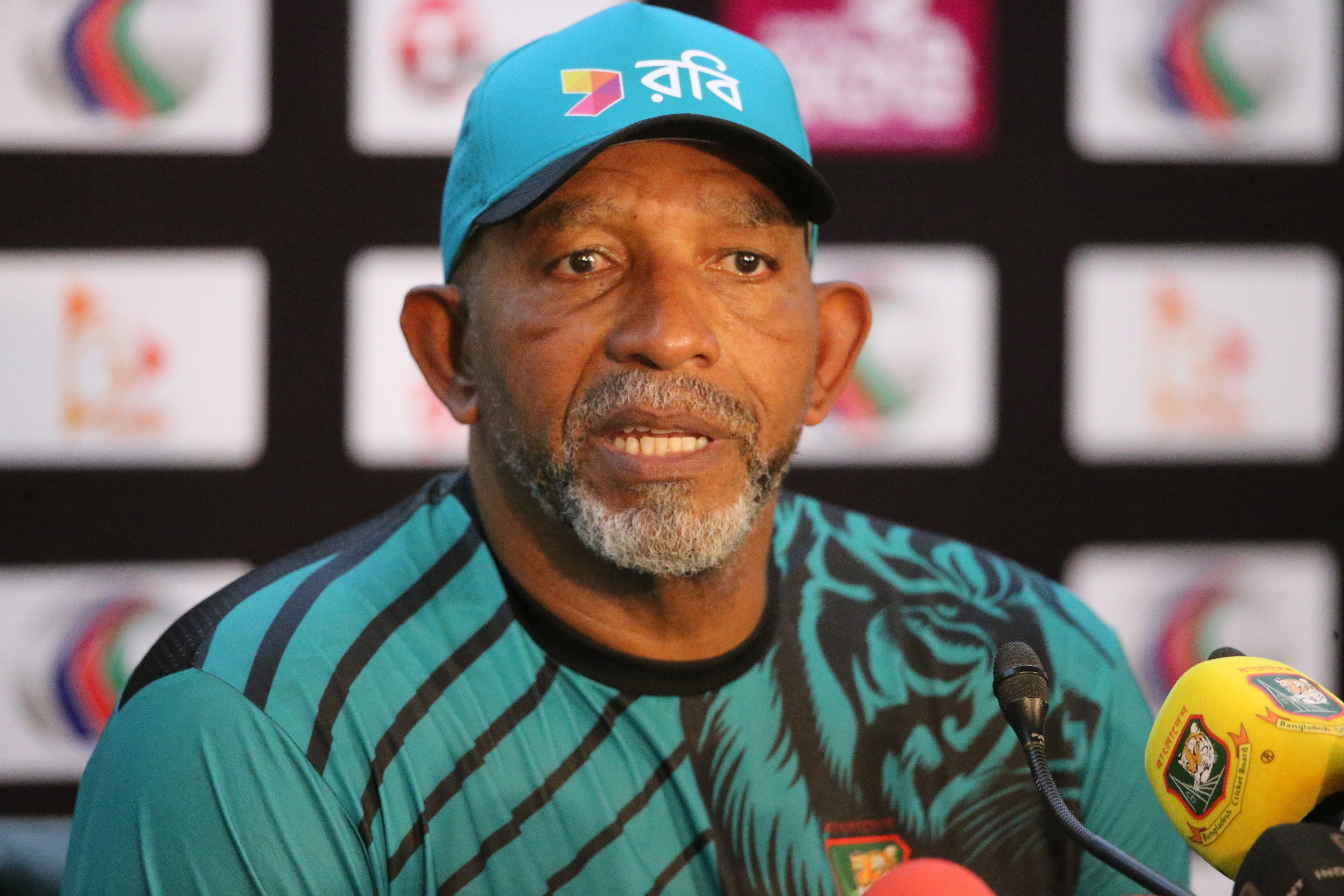 Bangladesh coach Simmons urges players to exercise social media restraint