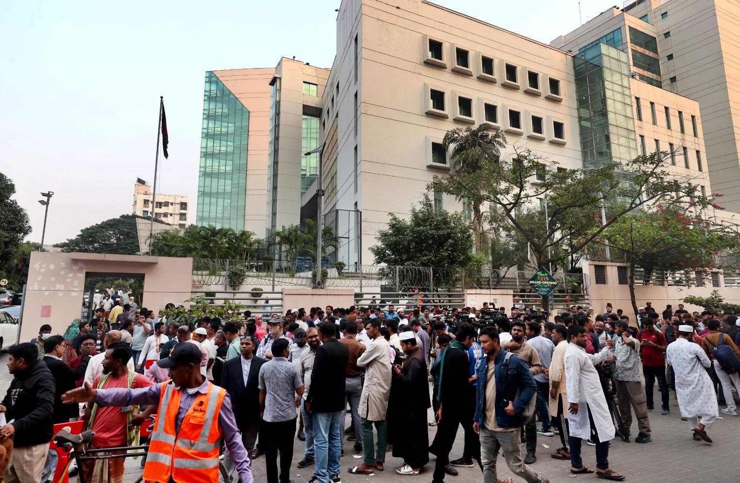 SSF, PGR deployed at Evercare under VVIP protocol for Khaleda