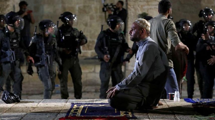Palestinian-man-prays.jpg