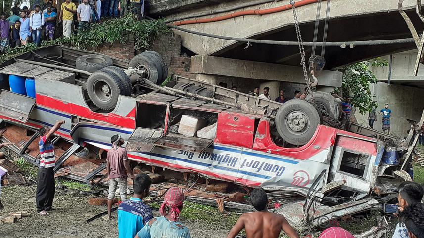 6 killed as bus falls into ditch in Faridpur