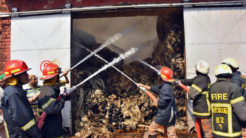 Amin Jute Mills fire.jpg