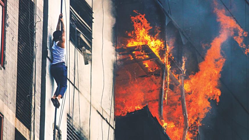 People fall from Banani Building fire