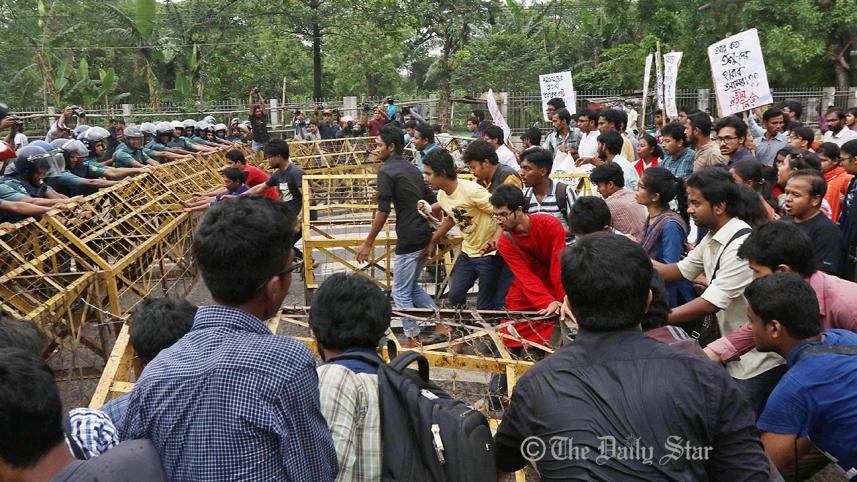 Cops bar-Tonu murder protesters.JPG