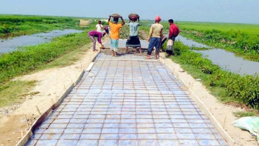 Haor people repair embankment.jpg