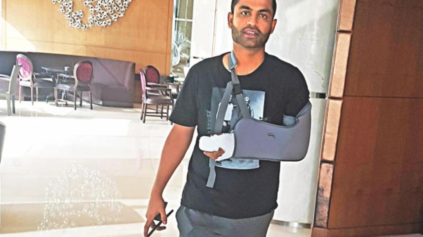 injured_tamim_hand.jpg