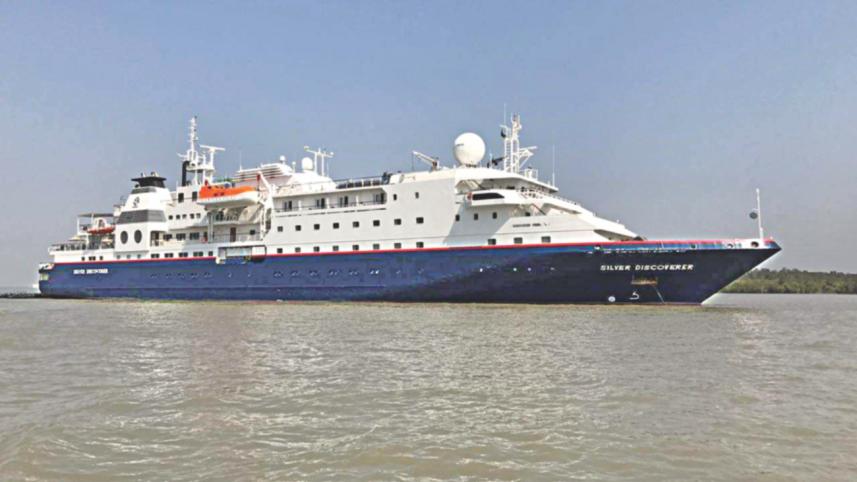 International luxury cruise ship.jpg