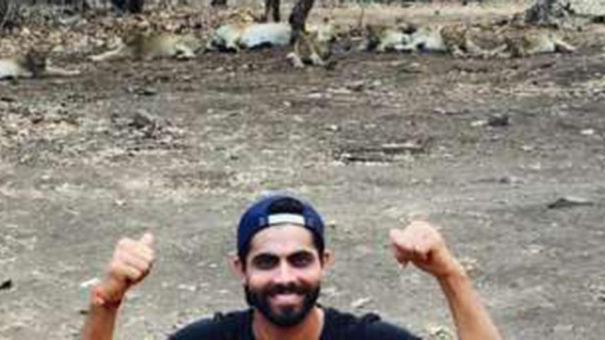 Jadeja selfi with lions