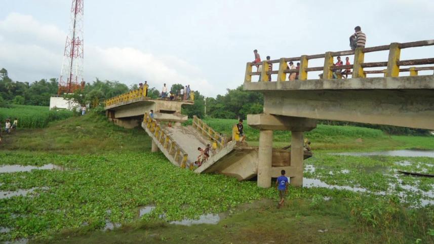 Jhenidah collapse bridge.jpg