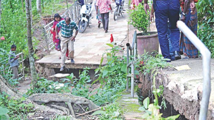 Large cracks Madhabkunda.jpg