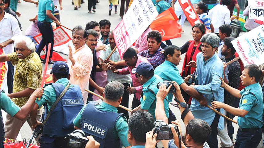 charge batons in Dhaka