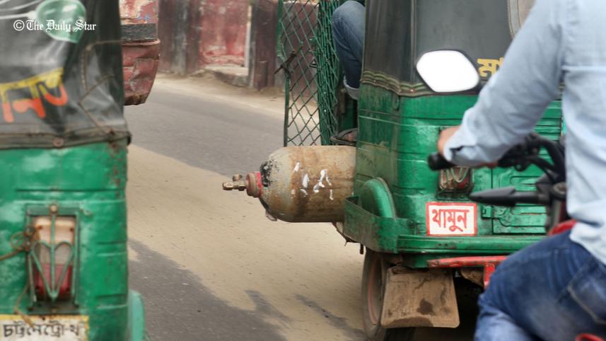 auto-rickshaw carries gas cylinder